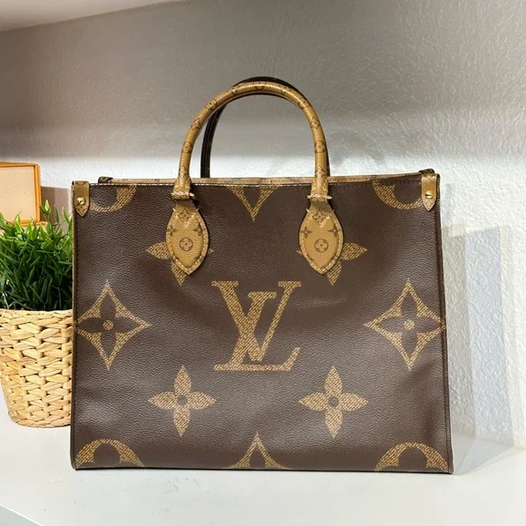 Louis Vuitton Monogram Canvas OnTheGo MM Shoulder Bag Totes - Picture 3 of 11